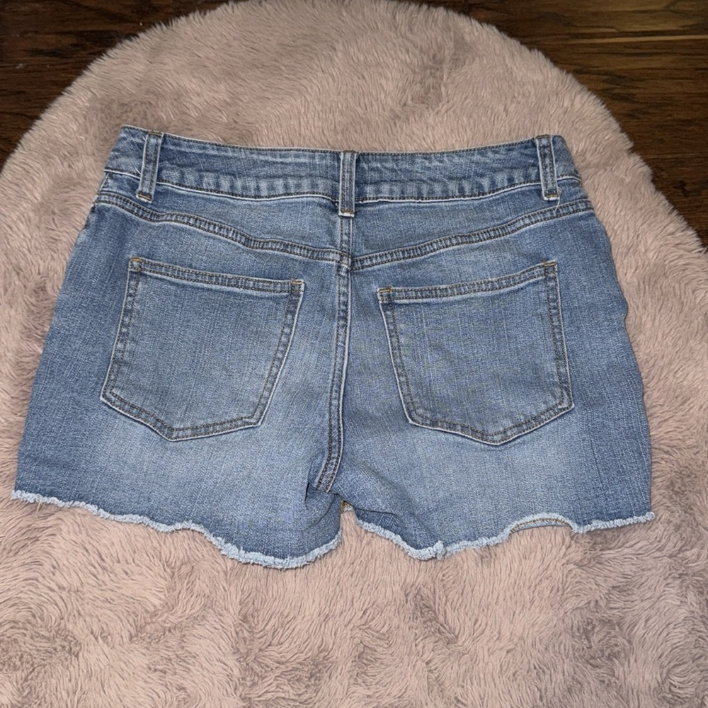 Maurices denim cutoff shorts women’s blue jean distressed casual shorts size 6 - Picture 2 of 7